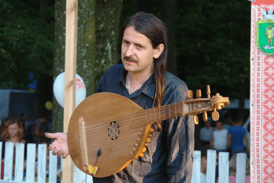 Мужчина играет на бандуре