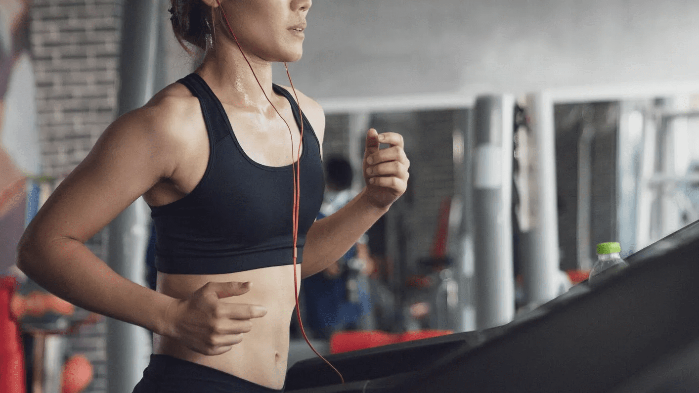 Человек занимается спортом на улице