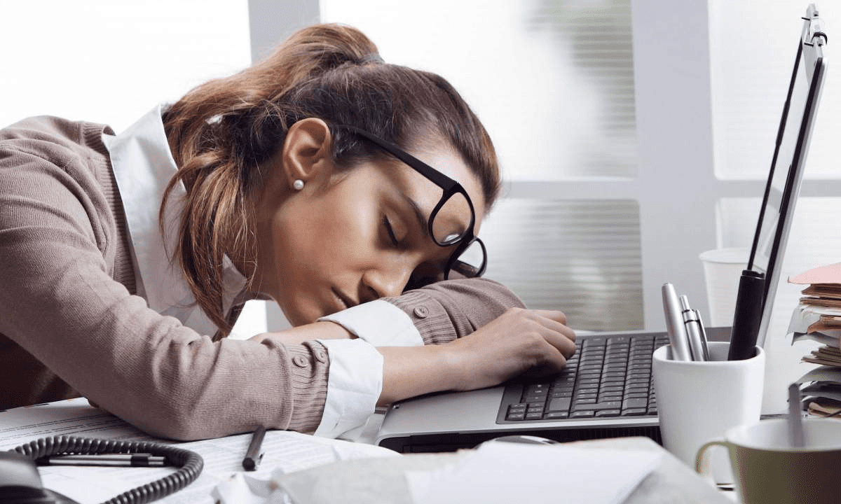 Уставший человек за столом
