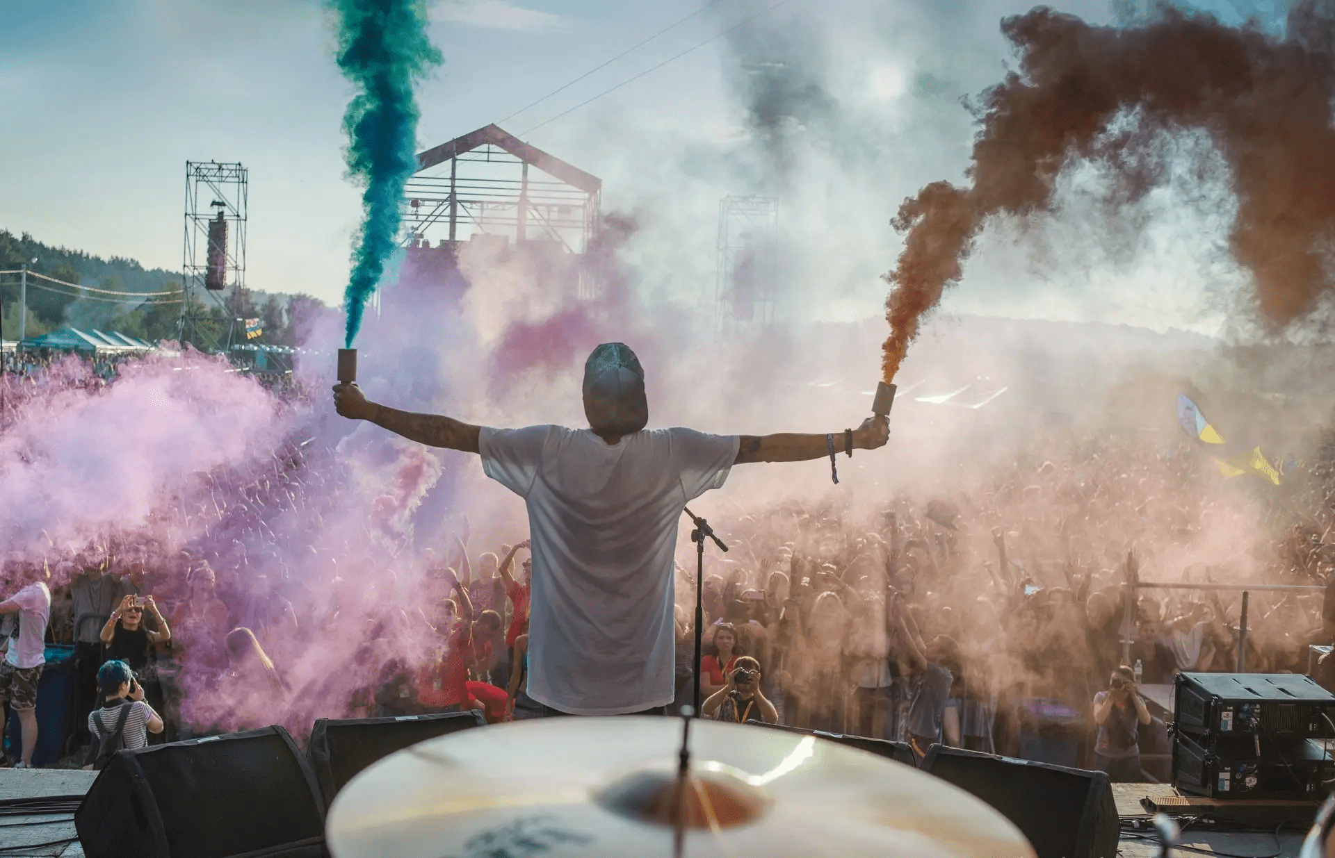 Человек в наушниках слушает музыку