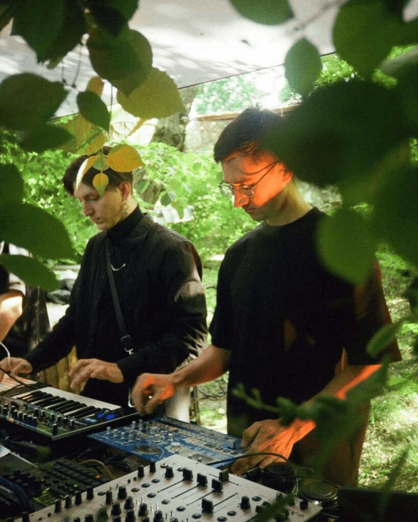 Абстрактные звуковые волны или диджейский пульт