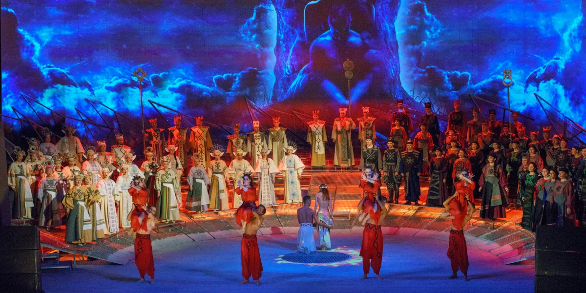 Зрители в зале аплодируют после спектакля